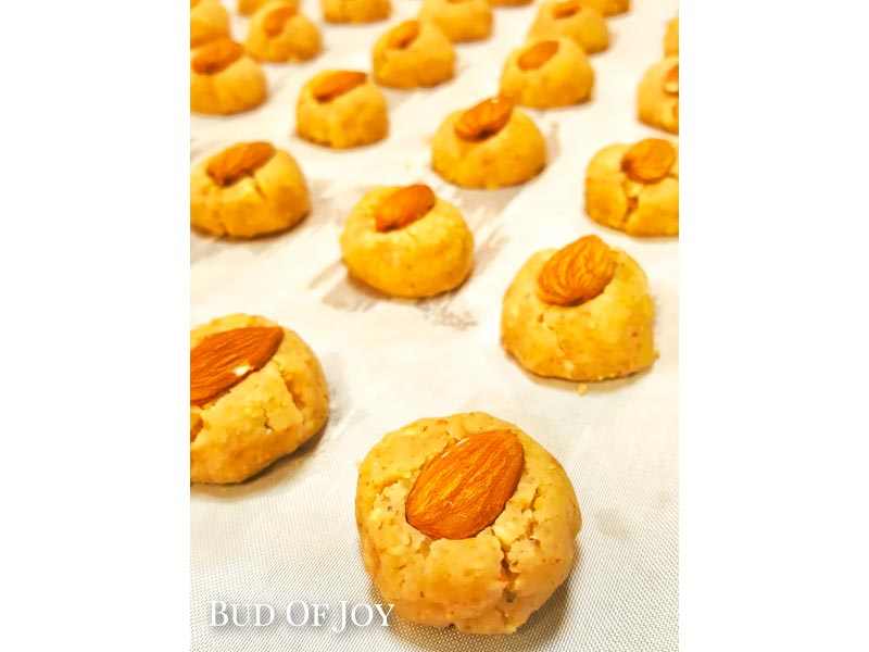Your very own CNY almond cookies!